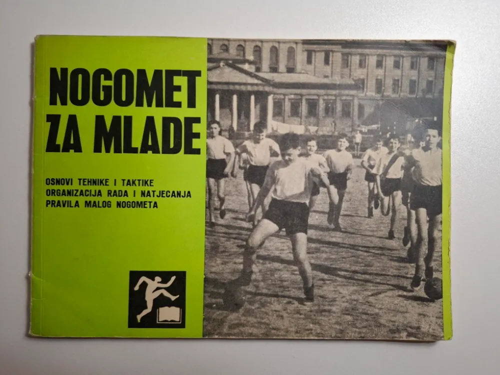 Nogomet za mlade - osnovi tehnike i taktike , organizacija rada i natjecanja, pravila malog nogometa , Sportska štampa Zagreb 1968 Fudbalski savez Jugoslavije