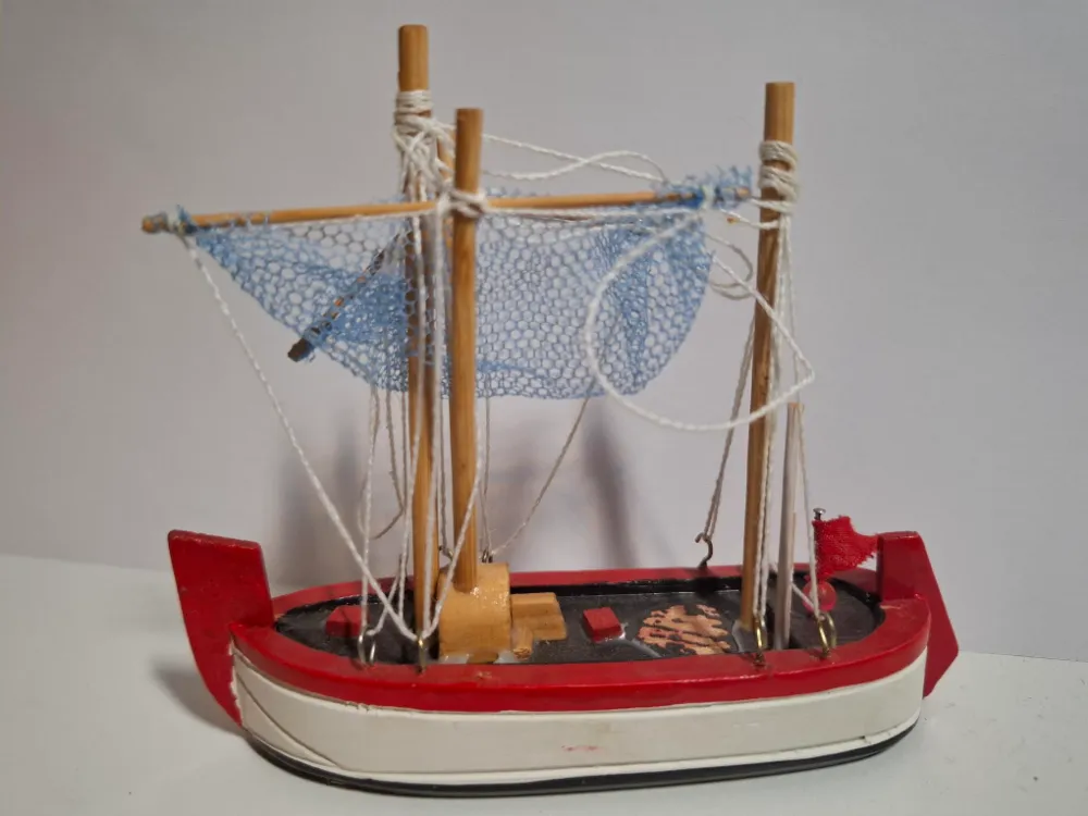 Sjajna rukotvorina - drveni ribarski trawler brod (koćarica) materijal drvo, 12x10cm