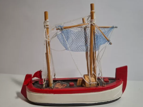 Sjajna rukotvorina - drveni ribarski trawler brod (koćarica) materijal drvo, 12x10cm