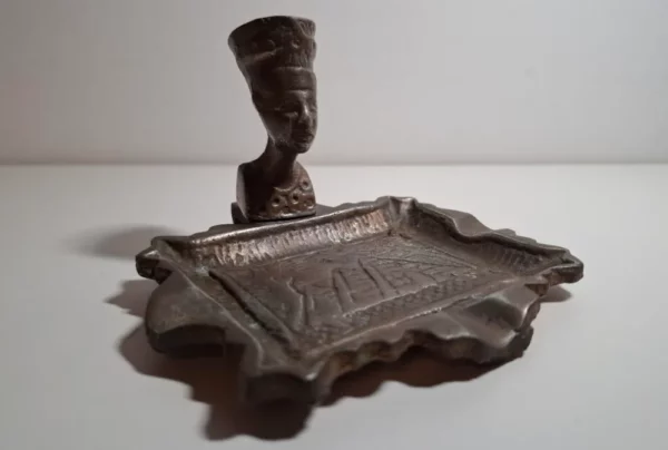 Egipatska pepeljara od mesinga s rotirajućom bistom - motivi Egipat i piramide