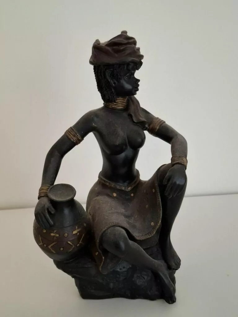 Afrička umjetnost - resin skulptura žene u folklornom izdanju