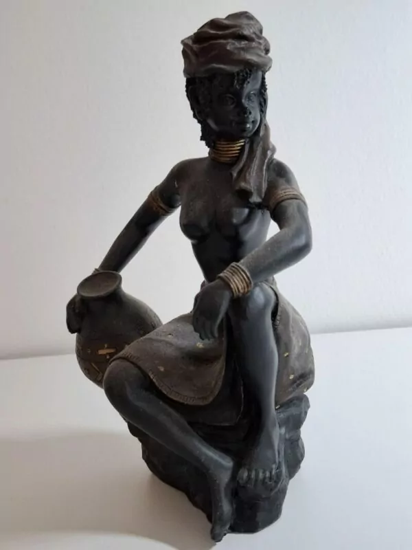 Afrička umjetnost - resin skulptura žene u folklornom izdanju - Slika 3