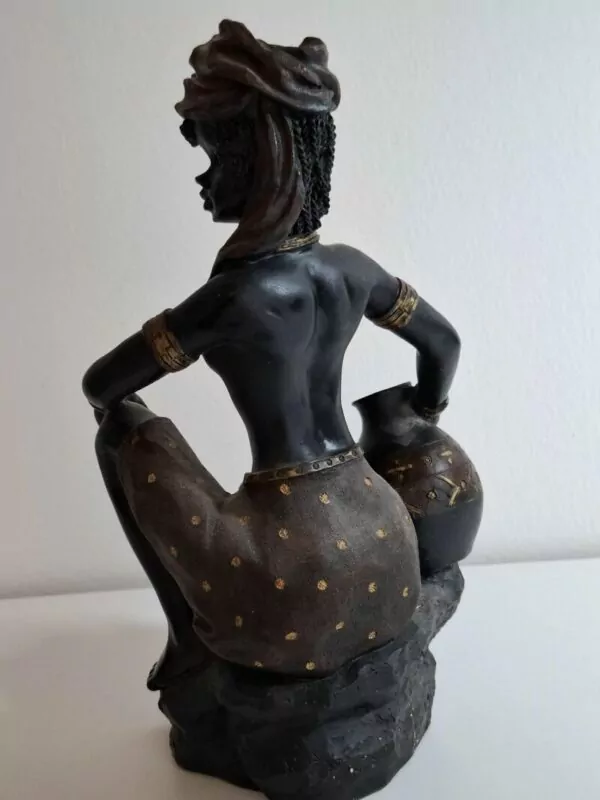 Afrička umjetnost - resin skulptura žene u folklornom izdanju - Slika 4