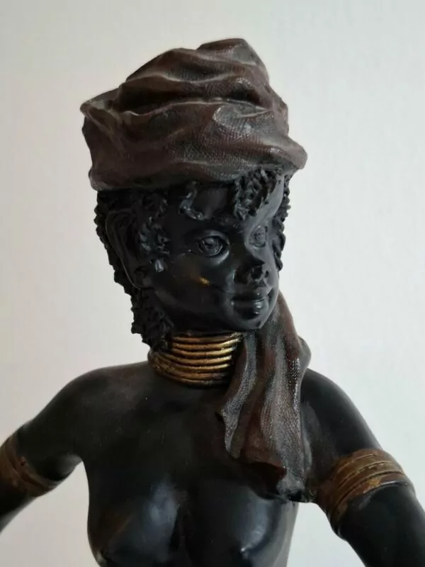 Afrička umjetnost - resin skulptura žene u folklornom izdanju - Slika 2