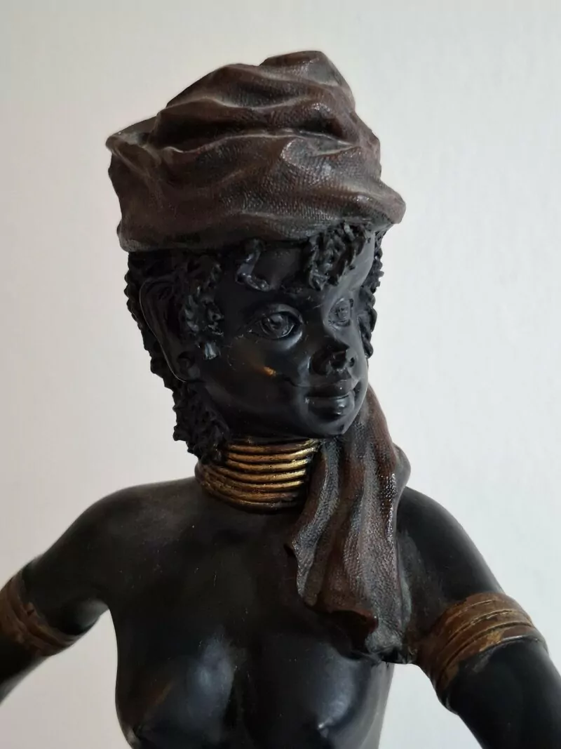Afrička umjetnost - resin skulptura žene u folklornom izdanju - Slika 2