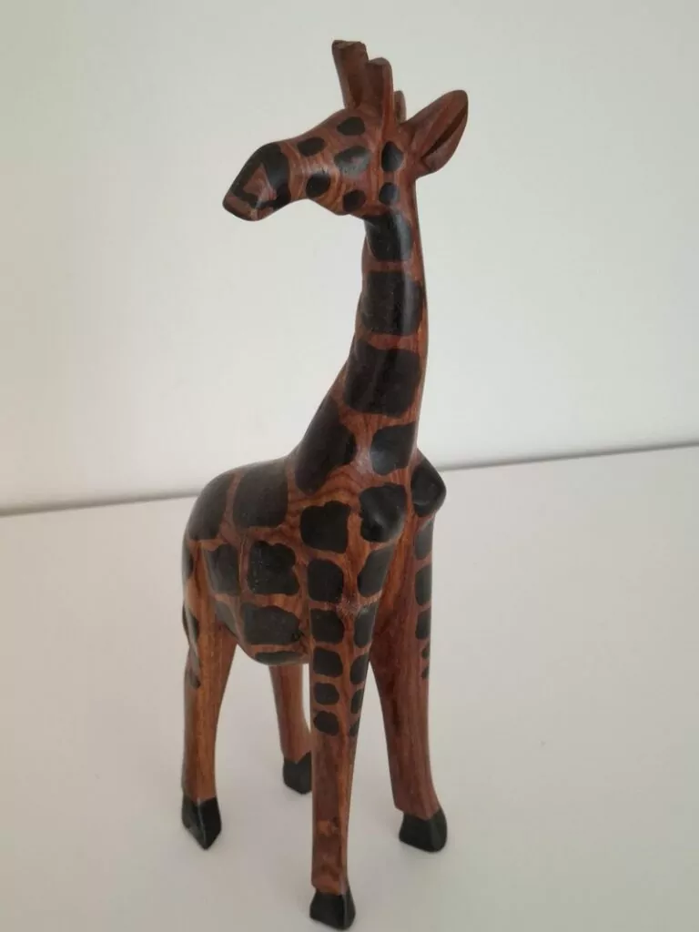Afrička umjetnost - žirafa drvena skulptura