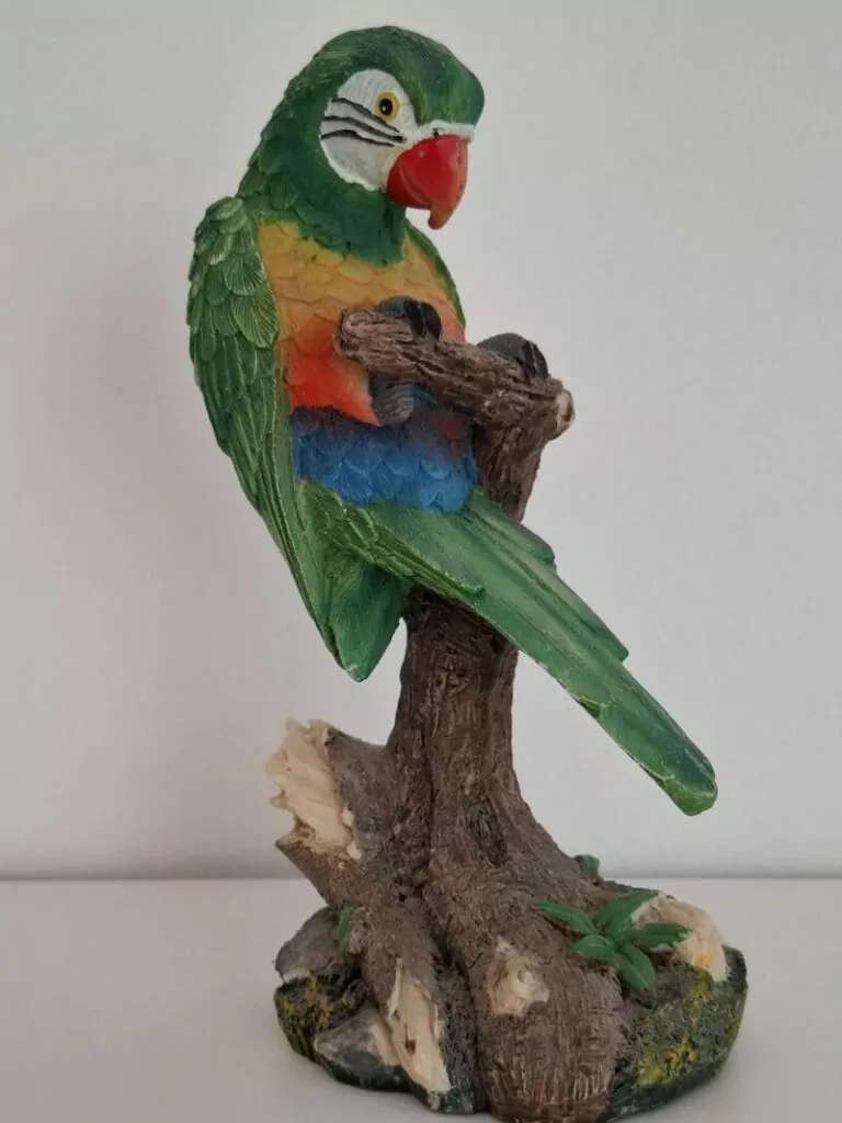 Makao papiga skulptura od resina