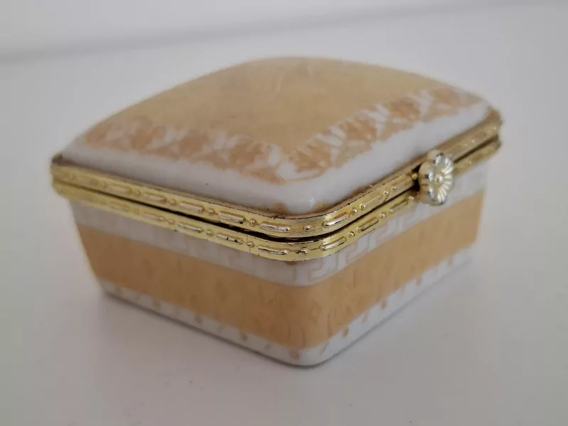 Porculanska istočnjačka trinket kutijica za nakit - islamska ornamentika
