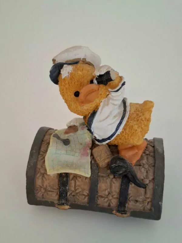 Resin figurina pačić u mornarskome odijelu na brodskom sanduku