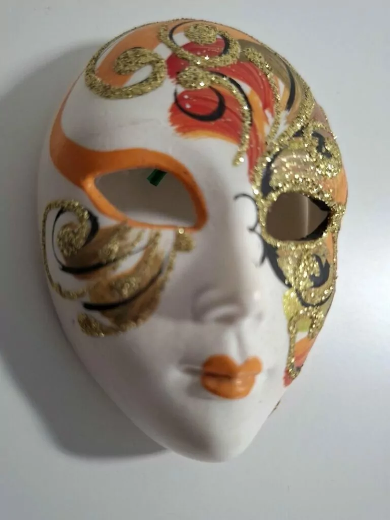Detalji privitka Venecijanska-karnevalska-maska-zidni-ukras-porcelan