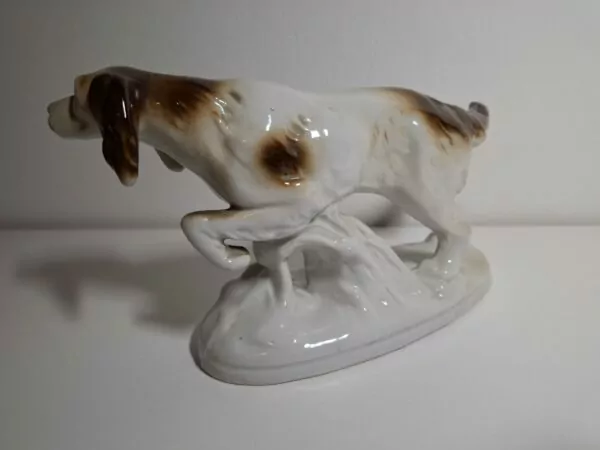 Porculanska Jagdhund figura psa (lovački pas) - njemački porculan Carl Scheidig, Grafenthal Njemačka - Slika 3