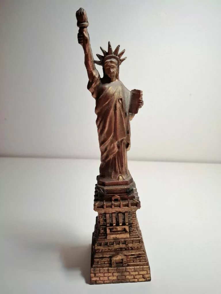 Metalni Kip slobode mjedenog sjaja (prepoznatljivi simbol New Yorka)