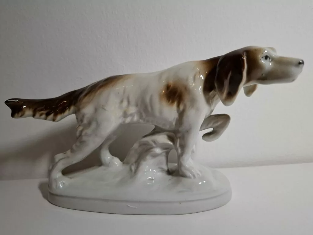 Porculanska Jagdhund figura psa (lovački pas) - njemački porculan Carl Scheidig, Grafenthal Njemačka