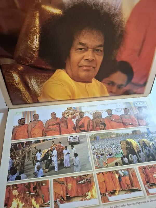 SAI BABA : Magnificent Golden Moments - immortalised through the lens of Dr. Choudary Voleti - velika fotomonografija (rijetkost) - Slika 2
