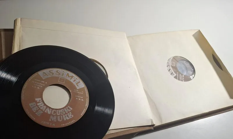 Assimil - Francuski bez muke , 10 singl ploča - komplet za učenje francuskog jezika sve u originalnoj platnenoj pernici