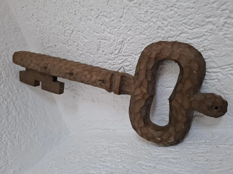 Veliki etno rezbareni drveni KLJUČ - zidni nosač / vješalica za ključeve i slično.. - Slika 2