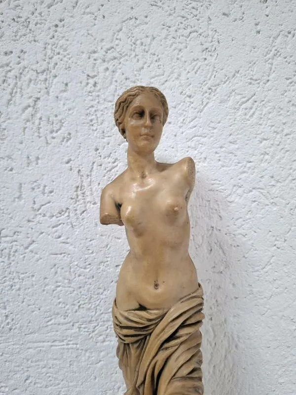 Venera iz Milosa - skulptura patinirani alabaster , signatura T.L. PAT - Slika 2