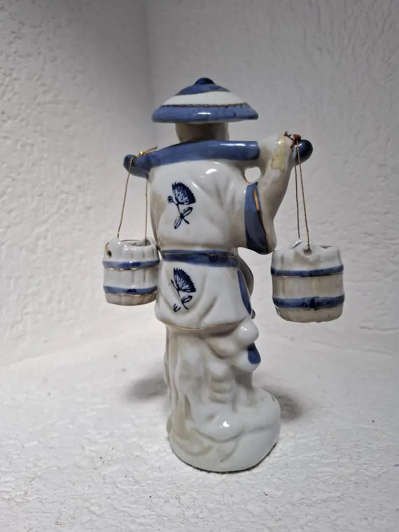 Figura od kineskog porculana - ribar nosi vjedra na jarmu