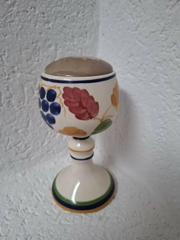 Keramički vinski kalež s ručno oslikanim motivima grožđa - porijeklo Italija, visina 15 cm - Slika 4