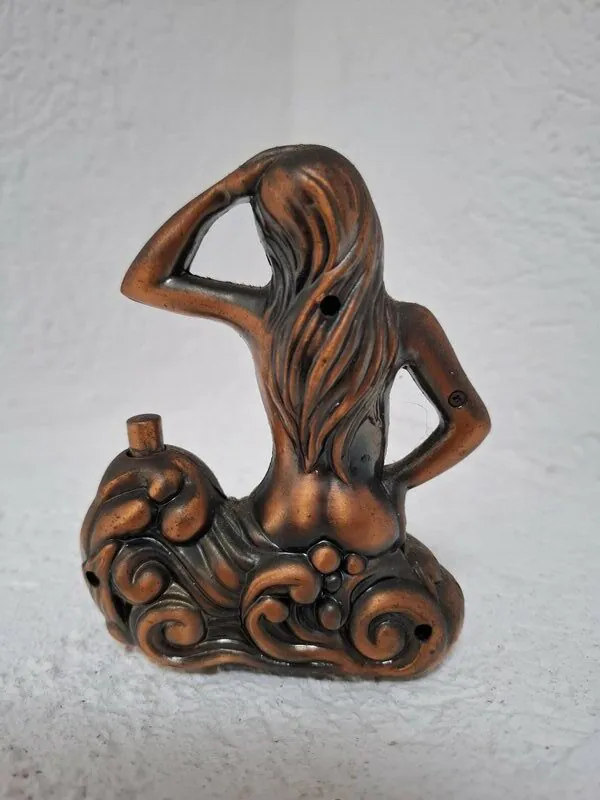 Stolni upaljač u vintage stilu, oblikovan kao SIRENA koja sjedi na valovima, s brončanim završetkom dimenzije 12 x 9 cm , lijepa dekoracija