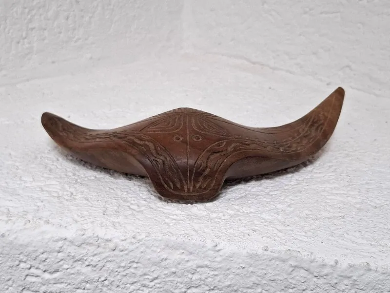 Ručno rezbarena polinezijska drvena skulptura manta raže iz Markiških otoka , izrađena od oceanskog palisandera - Slika 3