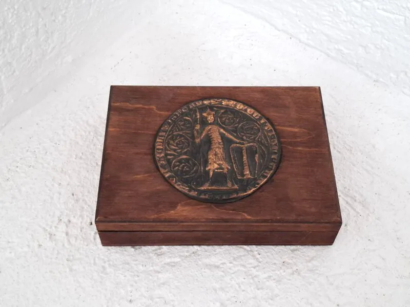 Drvena kutija s metalnom pločom likom vladara - poljski princ Wacław Płocki dimenzije 16 x 12 cm - Slika 2