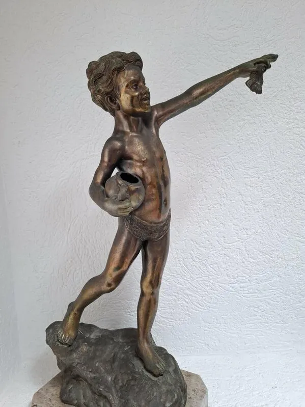 Brončana skulptura Pescatorello - Mali ribar - na mramornoj bazi cca 7.70kg