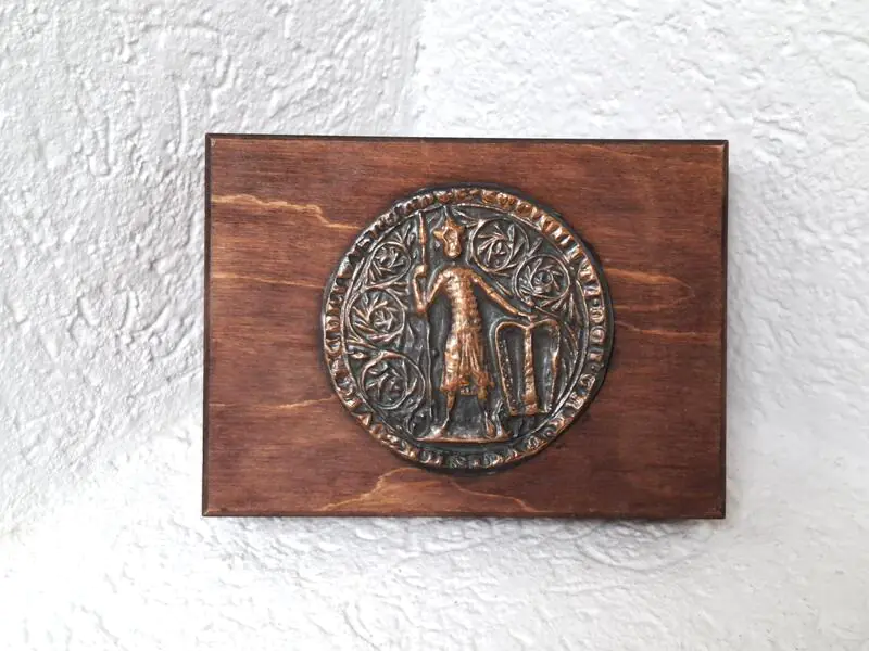 Drvena kutija s metalnom pločom likom vladara - poljski princ Wacław Płocki dimenzije 16 x 12 cm Antikvarijat Midas
