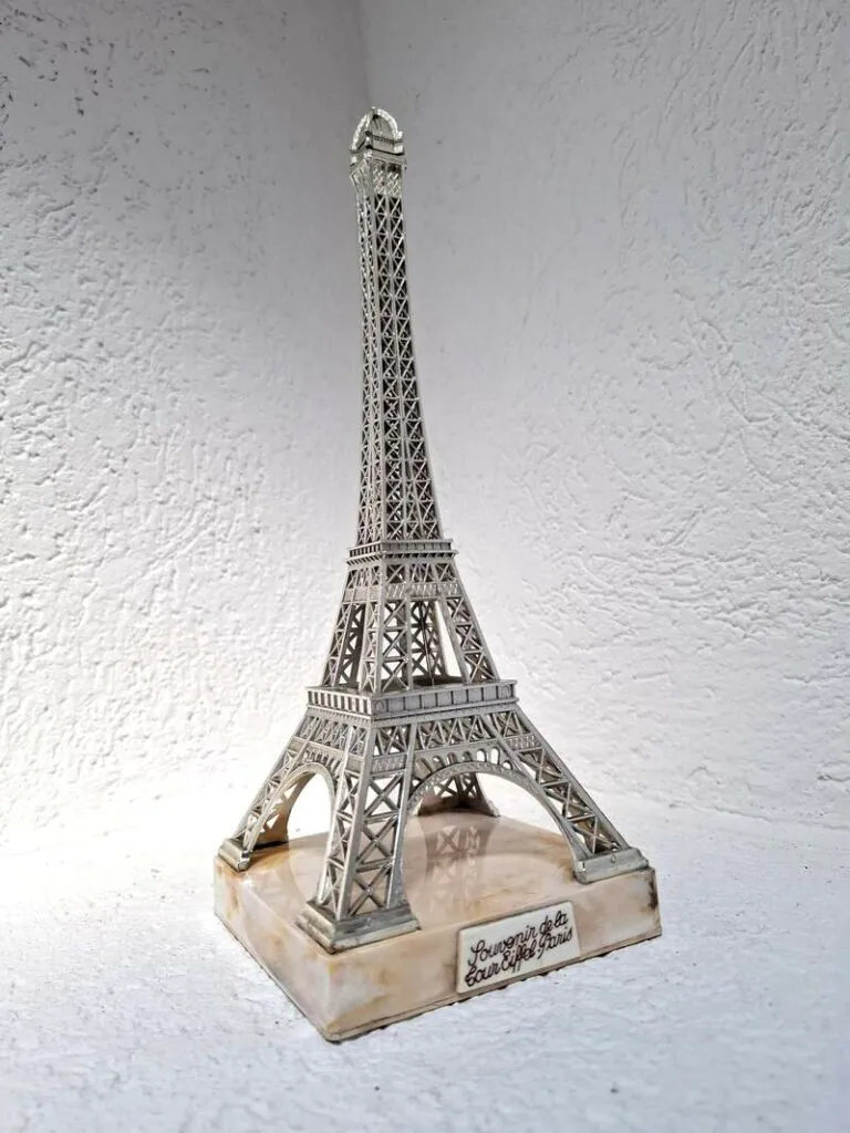 Eiffel toranj Pariz iz 1960ih na bazi od tvrde mramorirane plastike, visina 28 cm