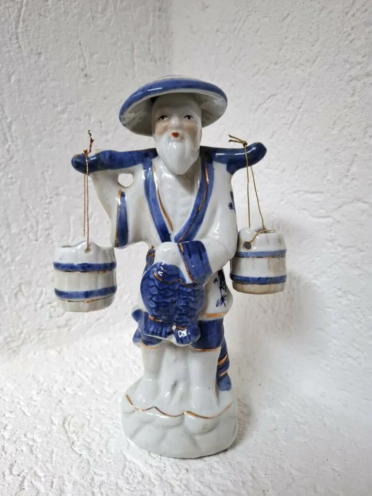 Figura od kineskog porculana - ribar nosi vjedra na jarmu