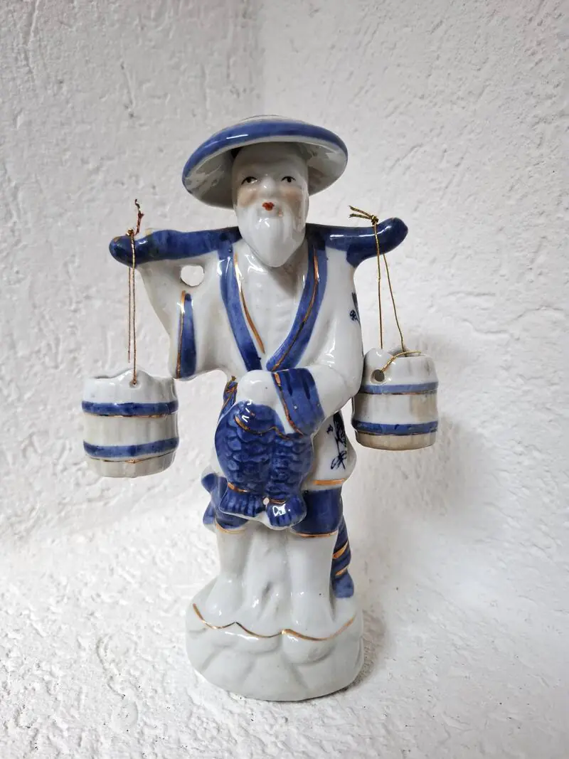 Figura od kineskog porculana - ribar nosi vjedra na jarmu