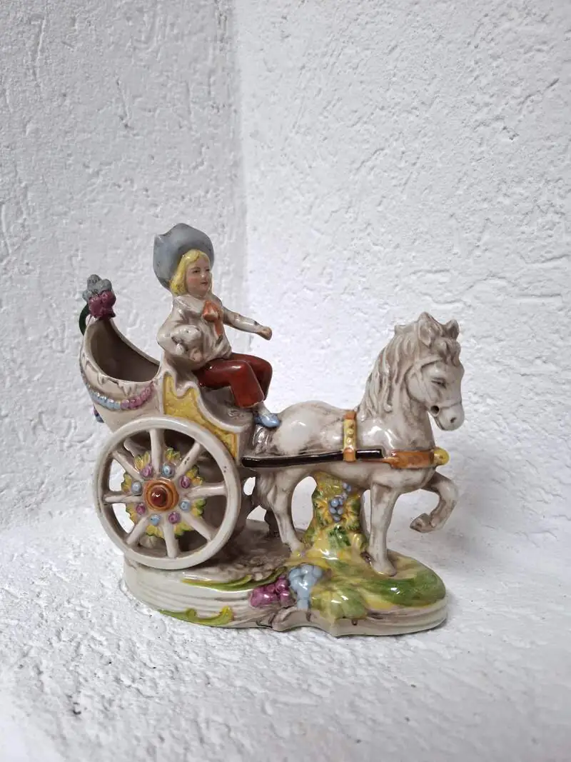 Grafenthal porculanska kočija s dječakom - njemačka figurica sa signaturom 1877 GDR