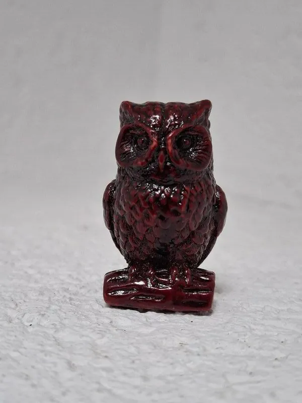 Kineska hong tze SOVA figura u tradicionalnoj cinober boji , od resina
