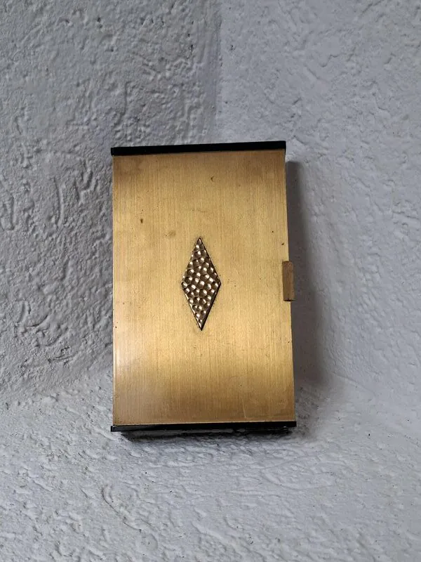Kutija za cigarete (francuski dizajn 1950-ih ) od pozlaćenog metala sa ukrasnim dijamantnim rombom