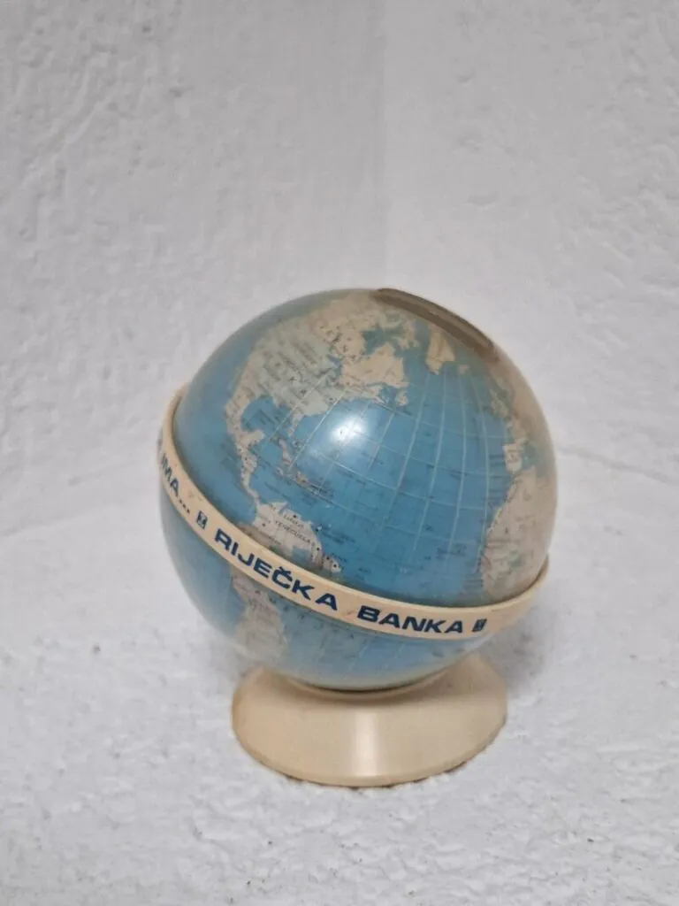 Riječka banka - plastična kasica u obliku globusa