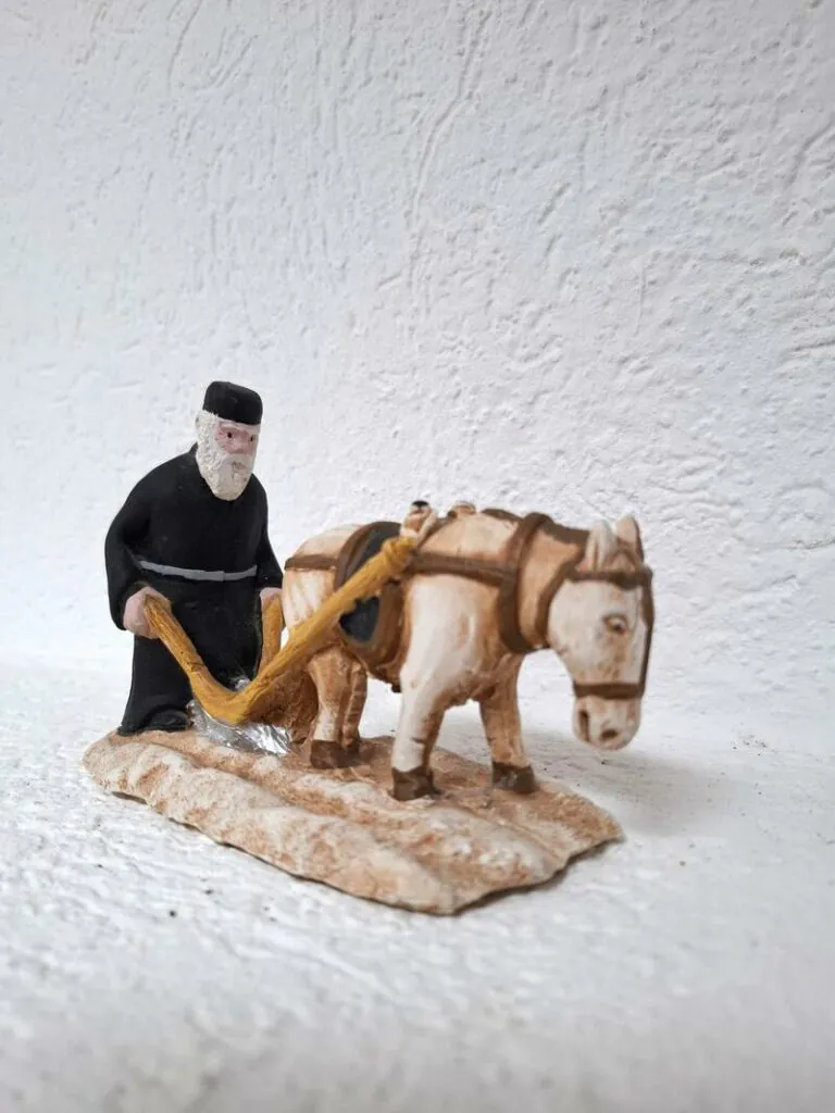 Terakota figurina pravoslavnog svećenika koji ore zemlju uz pomoć magarca