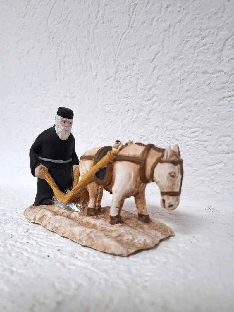 Terakota figurina pravoslavnog svećenika koji ore zemlju uz pomoć magarca