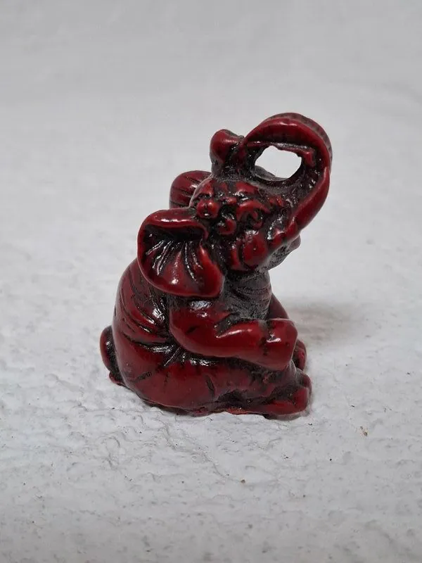 Thai feng shui SLON figura u tradicionalnoj cinober boji , od resina dužina 5 cm