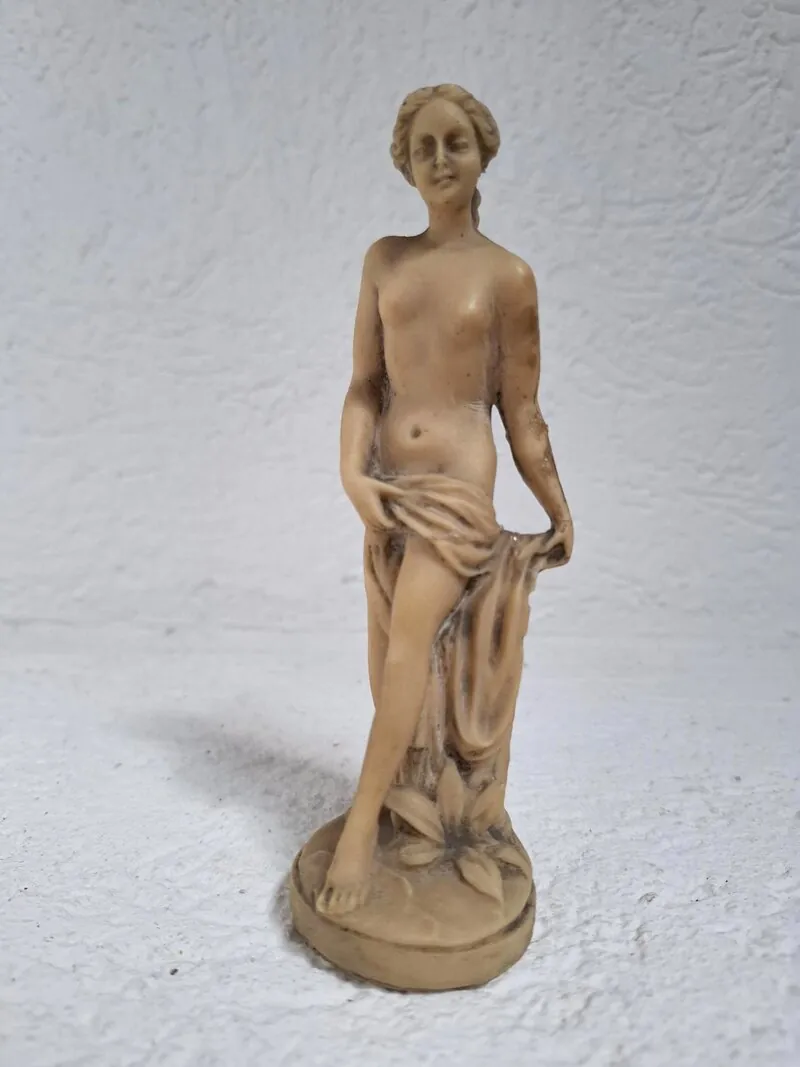 Vintage statua Venera se kupa prema G. Ruggeriju (resin alabaster)