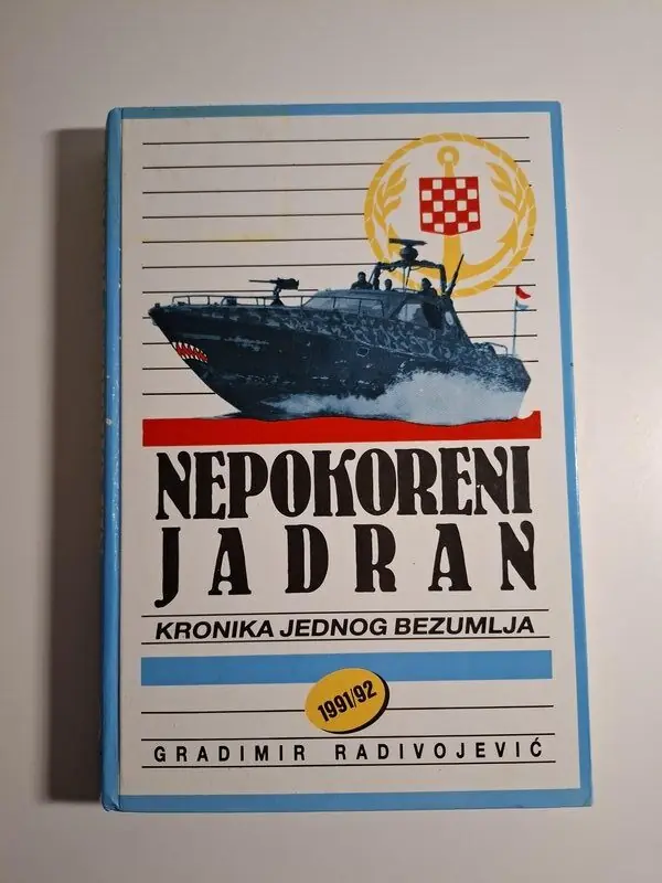 Gradimir Radivojević - Nepokoreni Jadran pomorstvo, ratna mornarica,  Teško je razumjeti agresiju koju je tijekom 1991. i 1992. godine na Hrvatsku i njezin dio Jadrana provela tadašnja JRM u sklopu djelovanja JA i velikosrpske politike. Jadran nije bio osvojen jer agresor nije uspio slomiti otpor ljudi koji su živjeli uz njegovu obalu. I bez dovoljno oružja, stanovništvo je pružalo otpor i na moru. Pomorci Jadrolinija probijali su pomorske blokade, mladi Dubrovčani organizirali su flotu naoružanih glisera, a Hrvatska ratna mornarica nastajala je postupno, koristeći mala plovila i brodove preuzete od JRM-a. otpis biblioteke, ali dobro stanje